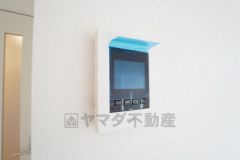 防犯はもちろん、セールスマン対策にもなるモニター付きインターホンです。 来訪者の顔が見えるので安心ですね＾＾