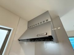 コンロ上には換気扇完備＾＾すぐ横に小窓が設けられているので、換気扇と合わせてWで換気できます＾＾