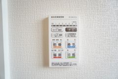 浴室暖房乾燥機付き。天候に左右されず、いつでも好きなときに洗濯物を干せるので、仕事や家事で忙しい方に重宝します。
