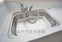 大きなお鍋も楽々洗える幅の広いシンクです＾＾ステンレスシンクなので簡単にお掃除できますよ。洗剤やスポンジもすっきりできる収納付き。