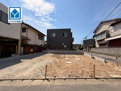 現地（2026年5月）撮影。周辺環境充実のスーパー徒歩6分、ドラッグストア徒歩5分でお買い物もラクラク＾＾警弥郷緑地まで徒歩2分で気軽にお散歩もできます。