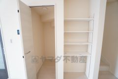 キッチン横には可動棚タイプのパントリーとリビング収納有＾＾ 長期保存ができるもの、調理器具、防災グッズを入れておくのもいいですね。