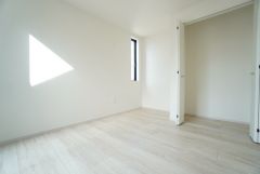 暖かい日差しが差し込む洋室。たっぷり収納できるクローゼット付きでお部屋の中をすっきりと快適に保てます。