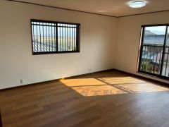 主寝室としてお使いいただけそうなこちらのお部屋は、日当たりが良く、爽やかな風を感じて起きる朝は、快適生活の始まりに。