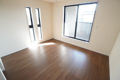 7.5帖。主寝室としてお使いいただけそうなこちらのお部屋は、日当たりが良く、爽やかな風を感じて起きる朝は、快適生活の始まりに。
