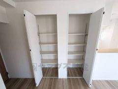 リビングには収納が設けられています。物が沢山集まりがちなリビングに収納スペースがあると便利ですね＾＾ 