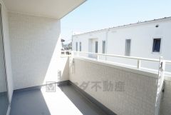 陽当たり良好の南面バルコニー。奥行きもありたくさんの洗濯物を干すことができます。