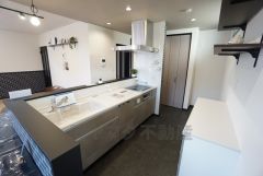 使い勝手の良いシステムキッチン。対面式キッチンからはリビングにいる家族の様子が確認できて安心です。