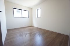 6帖。2面採光を確保した明るい室内は、風通しも良く、大変居心地の良い空間となっております。日当たりがよく、子供部屋としての利用もおすすめ。