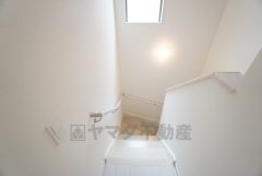 お子様も高齢の方も安心して上り下りができる手摺がついた安心設計です。 階段には小窓を配置しました。日中でも暗くなりがちな階段下が明るくなり安全ですね。