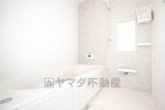 1日の疲れを癒すくつろぎのバスルーム。足を伸ばしてもゆったりと入れるサイズです。お子様と一緒にお風呂に入っても狭くないですね＾＾
