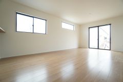 大きな掃き出し窓のあるリビングは、陽光あふれる明るい空間です。ゆったりと寛げる憩いの場となりそうです。
