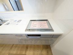 お手入れのしやすいIHクッキングヒーターです。3口コンロなので、効率よくお料理が楽しめます。毎日のお料理も楽しくなりますね＾＾