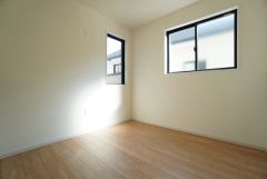 2面採光を確保した明るい室内は、風通しも良く、大変居心地の良い空間となっております。爽やかな風を感じて起きる朝は、快適生活の始まりに。