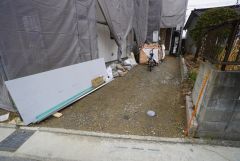 駐車スペースは縦列2台分を確保（車種による）。マイカー用に、お客さま用に、余裕を持ってご利用いただけます＾＾ 