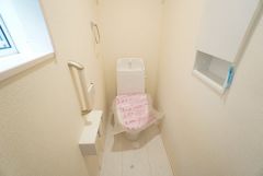 1階2階の2ヶ所にトイレがありますので、忙しい朝にも家族に気を使わず、ゆとりが生まれますね＾＾ 小窓付きで換気する時に便利です＾＾