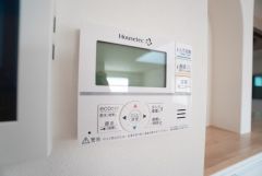 キッチン横からお湯張り、追い炊き、足し湯がボタン一つで楽々操作できる給湯機リモコンです。忙しい夕飯準備の時間帯に重宝しますね。