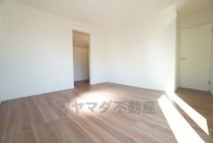 主寝室としてお使いいただけそうなこちらのお部屋は、日当たりが良く、爽やかな風を感じて起きる朝は、快適生活の始まりに＾＾