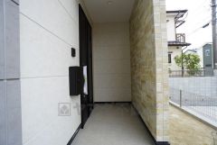 玄関は奥まっていて、人の出入りが見えにくいので防犯面も安心です。