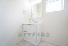 三面鏡裏収納付き洗面化粧台です＾＾ 歯磨きセットやスキンケア用品などの収納に便利ですね。 生活感も隠すことができ、来客時にも安心です。