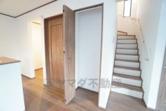 キッチン横にパントリー付き＾＾洗面室にも近く、食料品だけでなく日用品などの収納にも＾＾