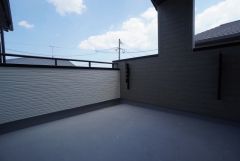 幅広のインナーバルコニーは急な雨から洗濯物を守りやすく、眩しすぎる日差しも和らげます。テーブルセットを設置して気軽に外で朝食やお茶など楽しむセカンドリビングとしても＾＾