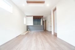 大きな掃き出し窓のあるリビングは、陽光あふれる明るい空間です。ゆったりと寛げる憩いの場となりそうです。
