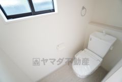 1階2階の2ヶ所にトイレがありますので、忙しい朝にも家族に気を使わず、ゆとりが生まれますね＾＾ 小窓付きで換気する時に便利です＾＾