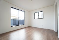7帖。主寝室としてお使いいただけそうなこちらのお部屋は、日当たりが良く、爽やかな風を感じて起きる朝は、快適生活の始まりに。