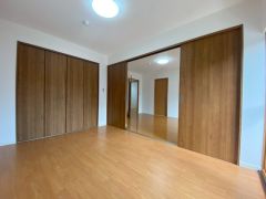 主寝室としてお使いいただけそうなこちらのお部屋は、日当たりが良く、爽やかな風を感じて起きる朝は、快適生活の始まりに。