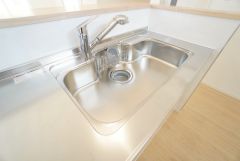 大きめのお鍋も洗える使い勝手の良いステンレスシンク。熱やサビに強いので、お掃除らくらく。スポンジポケット付き。