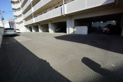 敷地内に駐車場あり。 月額（8，000～9，500円）保証金使用料1ヶ月分。最新の空き状況はお問い合わせください。