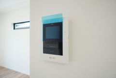 防犯はもちろん、セールスマン対策にもなるモニター付きインターホンです。 来訪者の顔が見えるので安心ですね＾＾