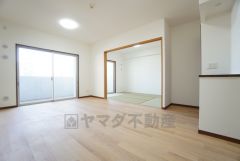 大きな掃き出し窓のあるリビングは、陽光あふれる明るい空間です。ゆったりと寛げる憩いの場となりそうです。 