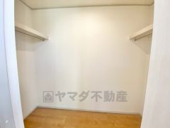 洋室にはハンガーパイプ付きのウォークインクローゼットが設けられています。たっぷり収納できるので衣替えの心配もいりませんね＾＾