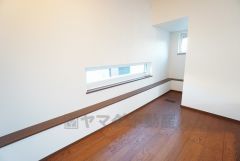 リビング隣の洋室＾＾一段さがっています。客間としてはもちろん、お子様のお昼寝スペースや書斎としても活躍してくれそうです＾＾