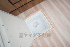 キッチンに床下収納があります。長期保存ができるもの、調理器具、防災グッズを入れておくのもいいですね。