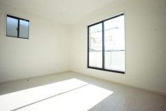 主寝室としてお使いいただけそうなこちらのお部屋は、日当たりが良く、爽やかな風を感じて起きる朝は、快適生活の始まりに。