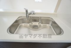 大きなお鍋も楽々洗える幅の広いシンクです＾＾ステンレスシンクなので簡単にお掃除できますよ。洗剤やスポンジもすっきりできる収納付き。