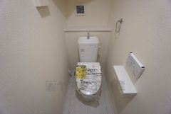 温水洗浄機付トイレです。節水機能もあるので、安心して使えますね。もちろん、1階2階の2ヶ所にトイレがあるので、忙しい朝にもゆとりができますね。