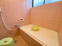 1日の疲れを癒すくつろぎのバスルーム。 掲載画像は、見やすさ向上のため一部加工・補正を施している場合があります。現地の状況や実際の仕様と異なる場合は、現況を優先させていただきます。 